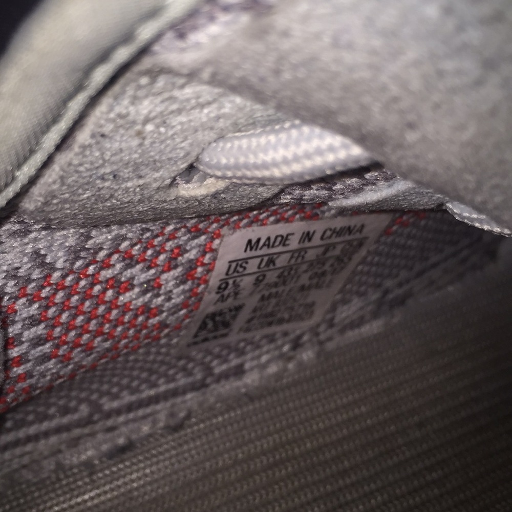 Adidas Yeezy Boost 350 V2 - Picture 2 of 4